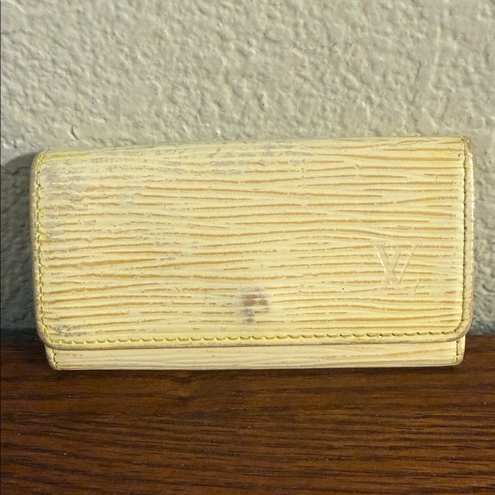 Louis Vuitton Authentic Key case holder cream epi CA0099